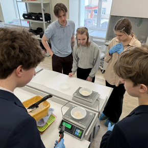 ​Для учеников гимназии № 30 провели экскурсию и мастер-класс в Магаданском политехническом техникуме