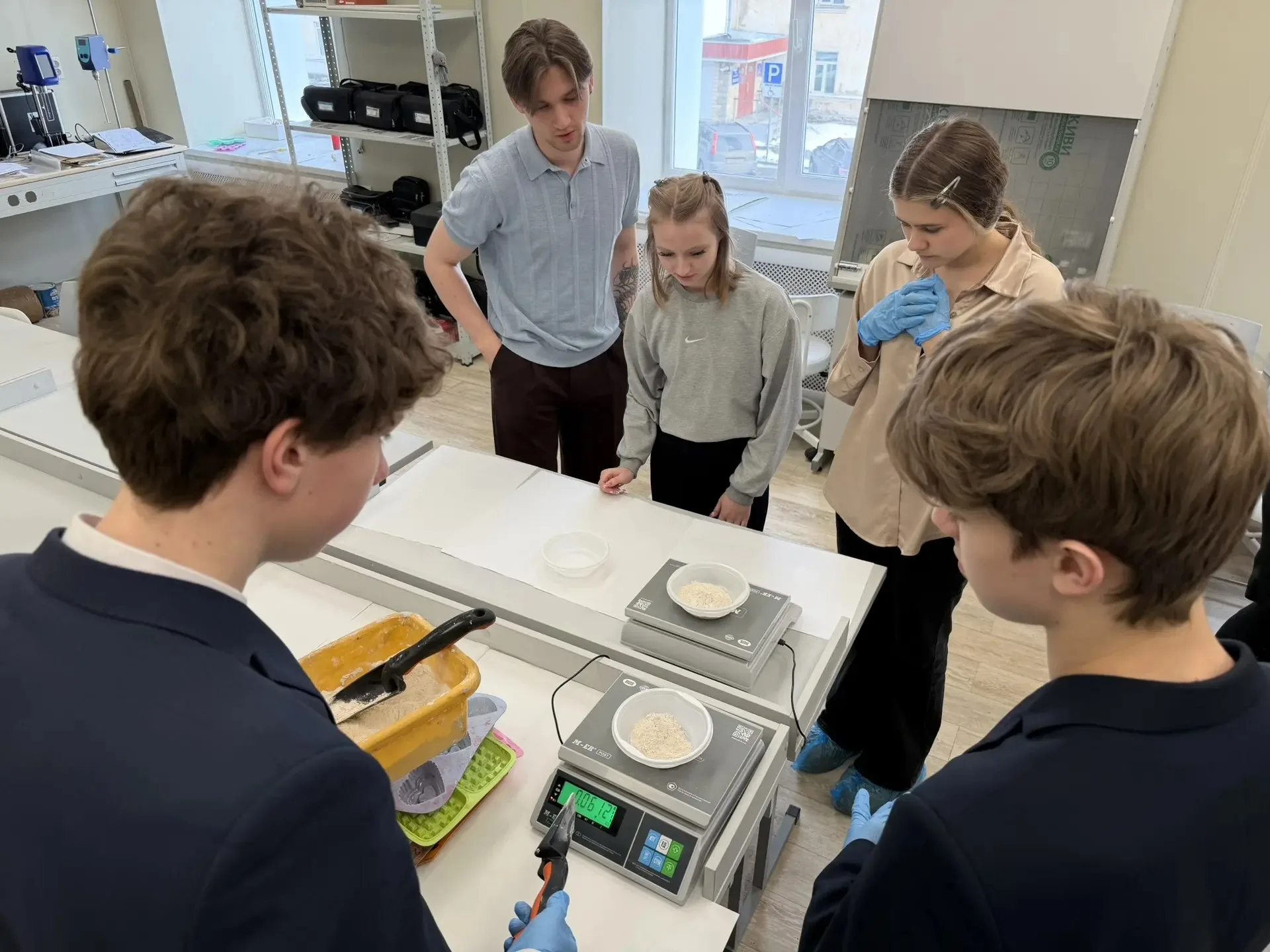 ​Для учеников гимназии № 30 провели экскурсию и мастер-класс в Магаданском политехническом техникуме