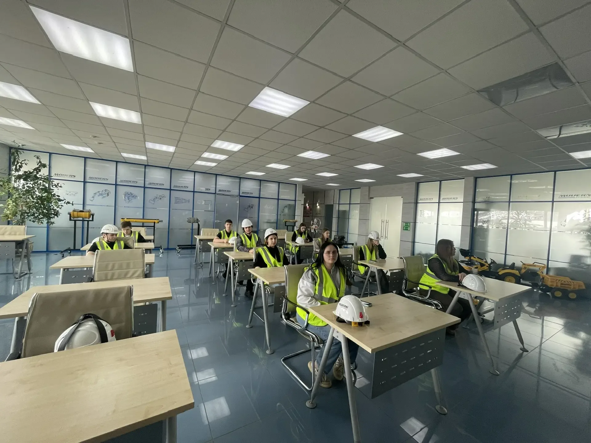 ​Студенты Магаданского политехнического техникума познакомились с организацией охраны труда на современном предприятии