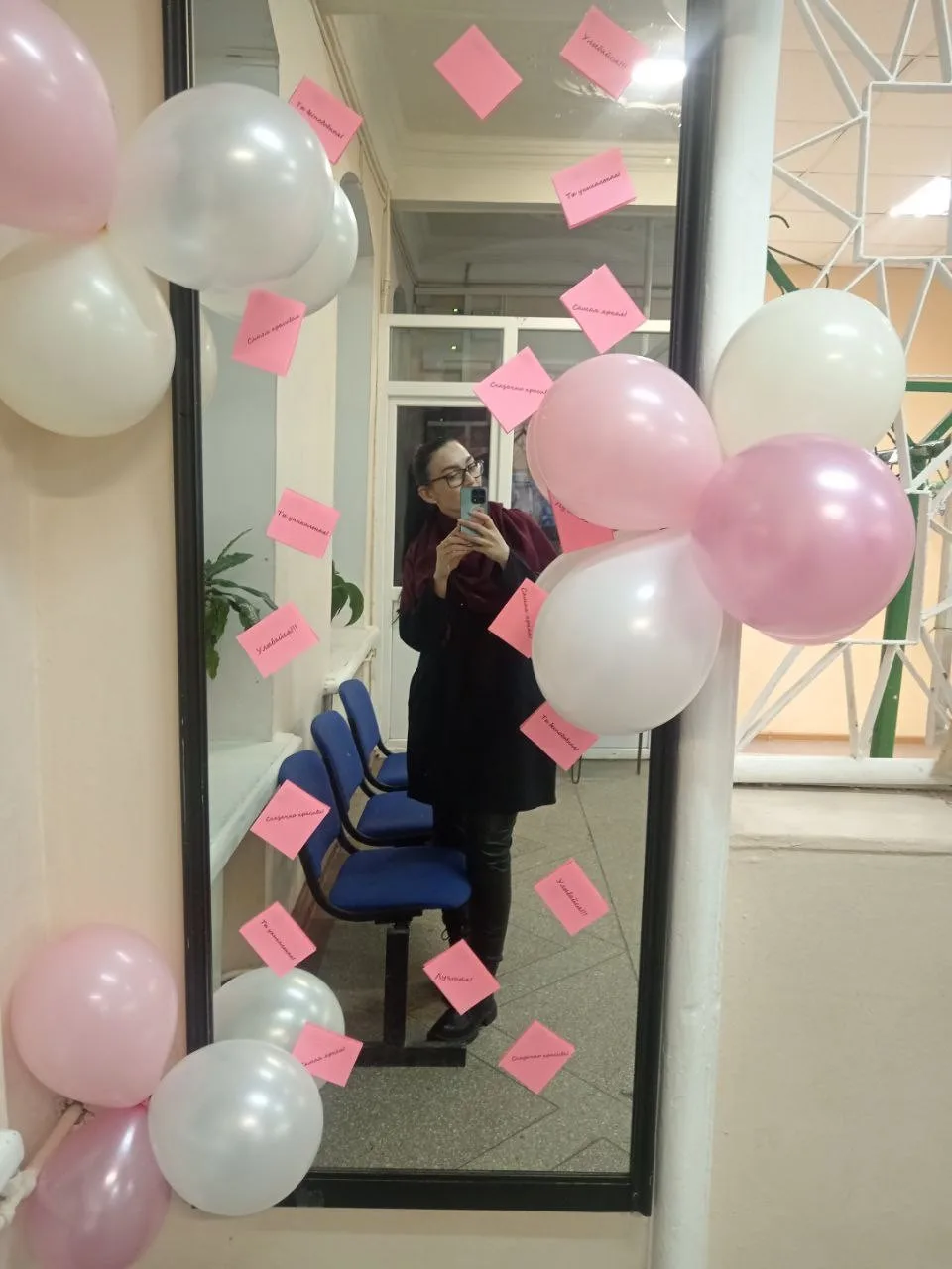 В Магаданском политехническом техникуме появилась праздничная фотозона к 8 Марта